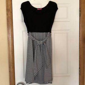 Maternity dress with tie at waist - worn once